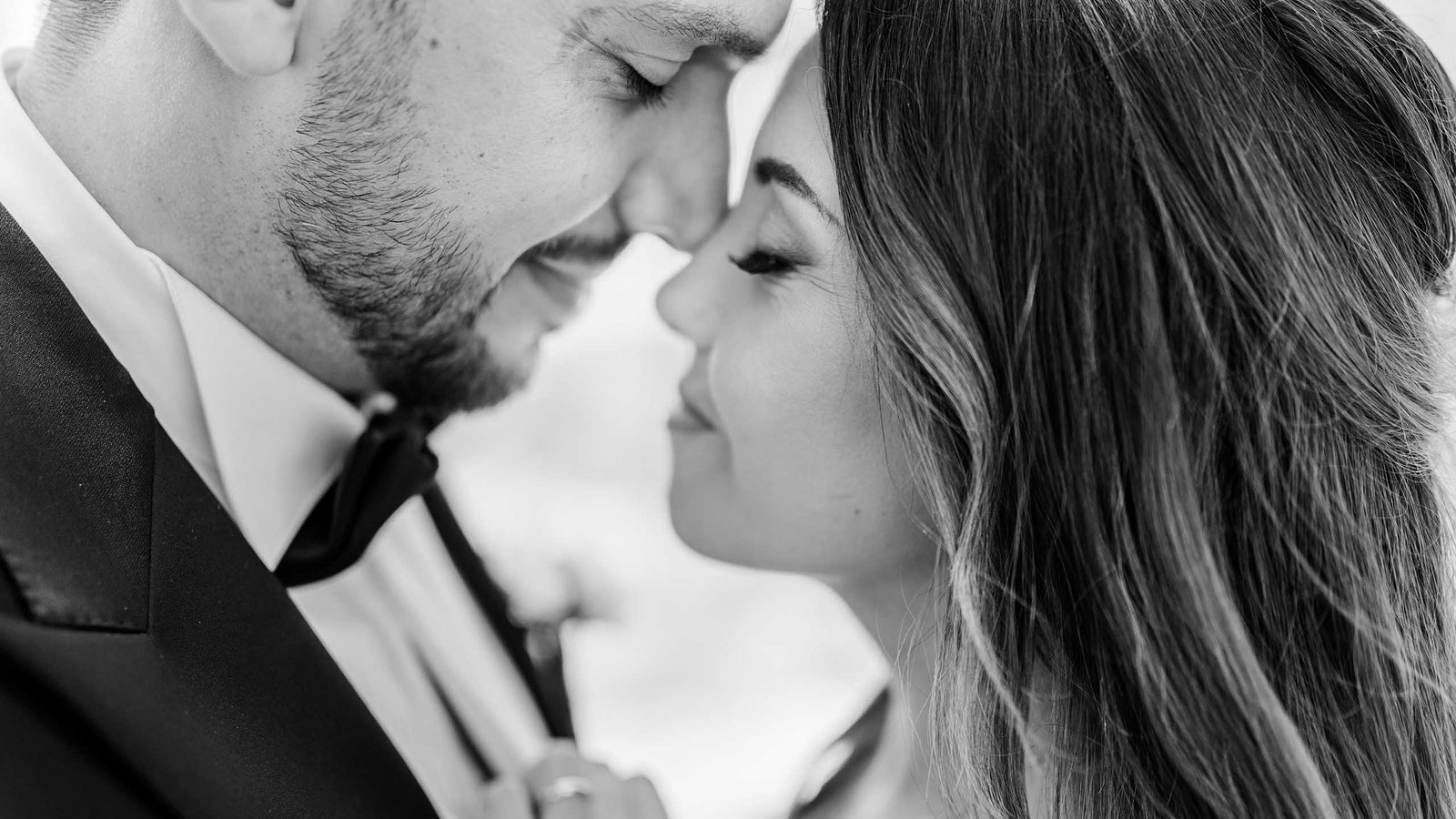 Coppia innamorata si abbraccia teneramente.