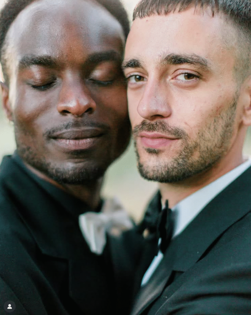 Due uomini abbracciati, vestiti eleganti