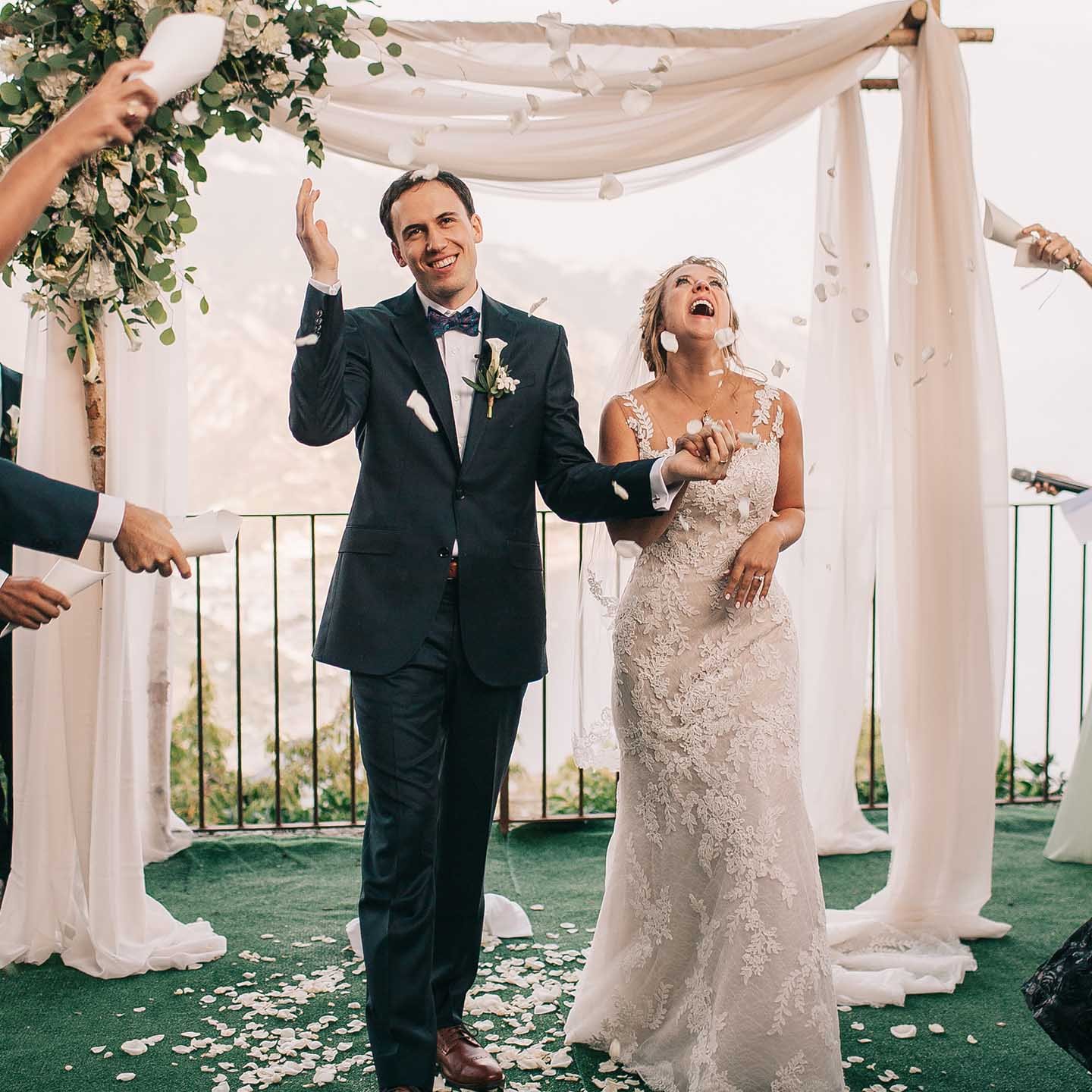 Coppia di sposi felici al matrimonio all'aperto.