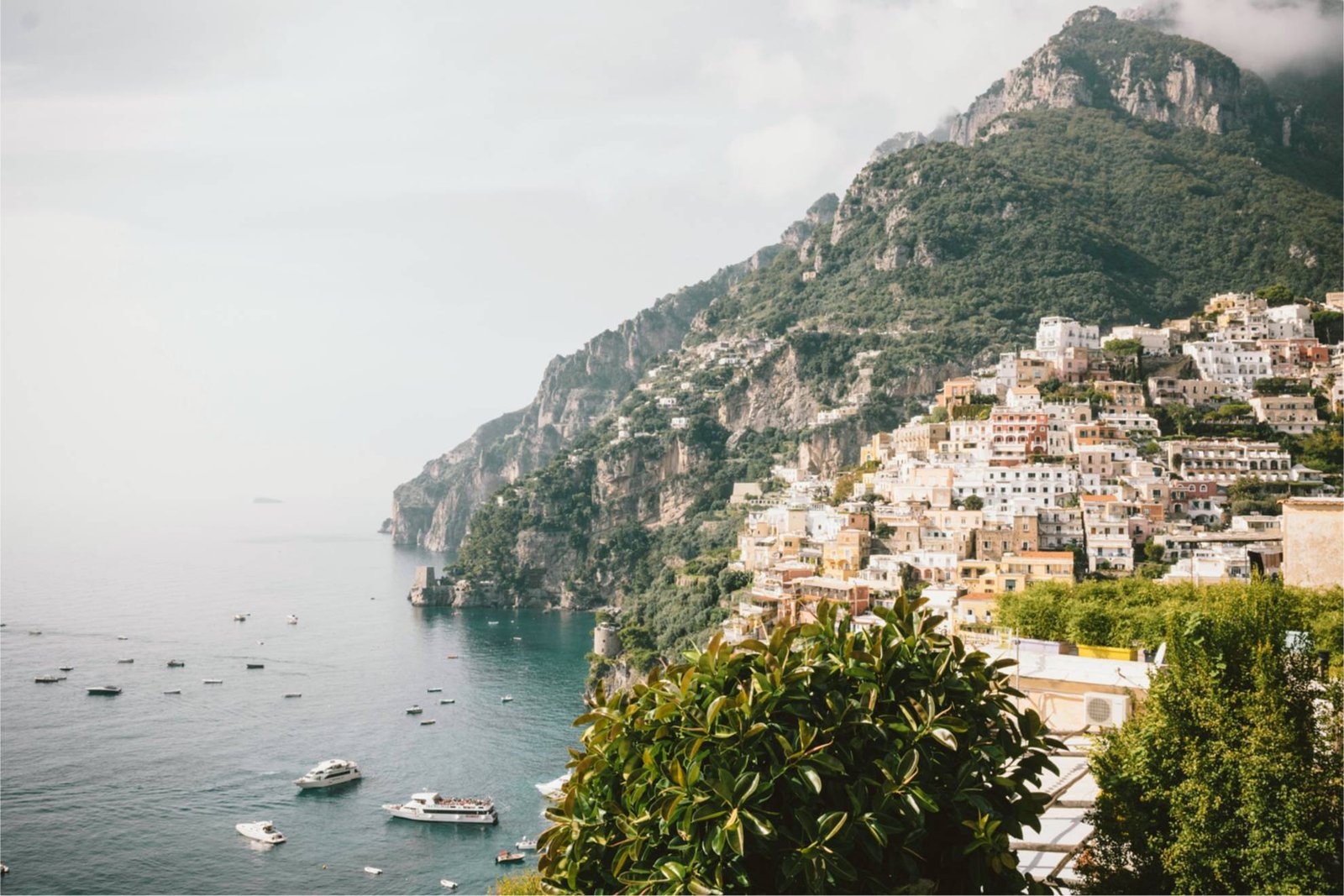 Sorrento, case colorate su scogliera costiera