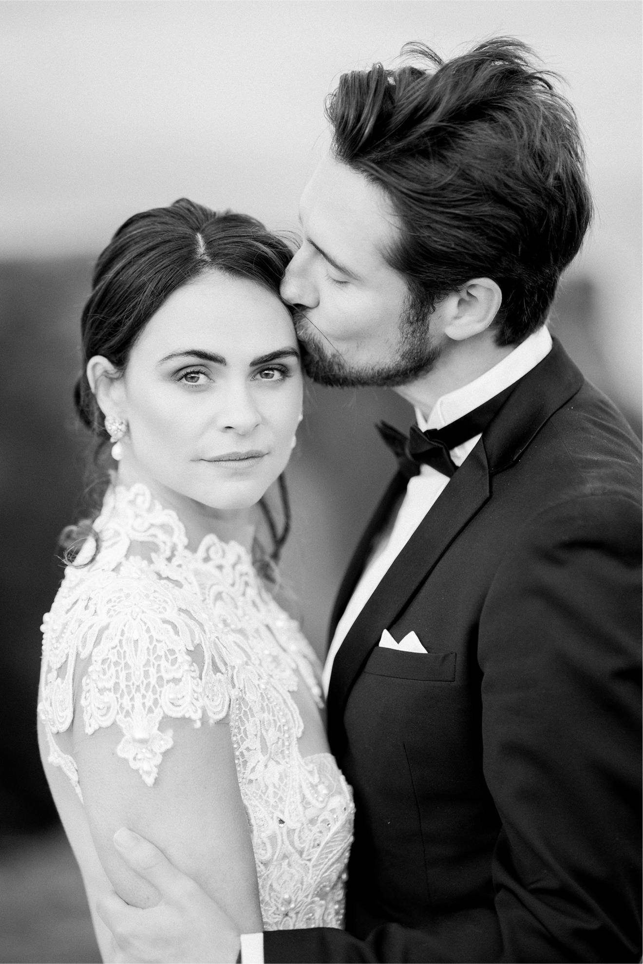 Coppia in abito da sposa, bianco e nero.