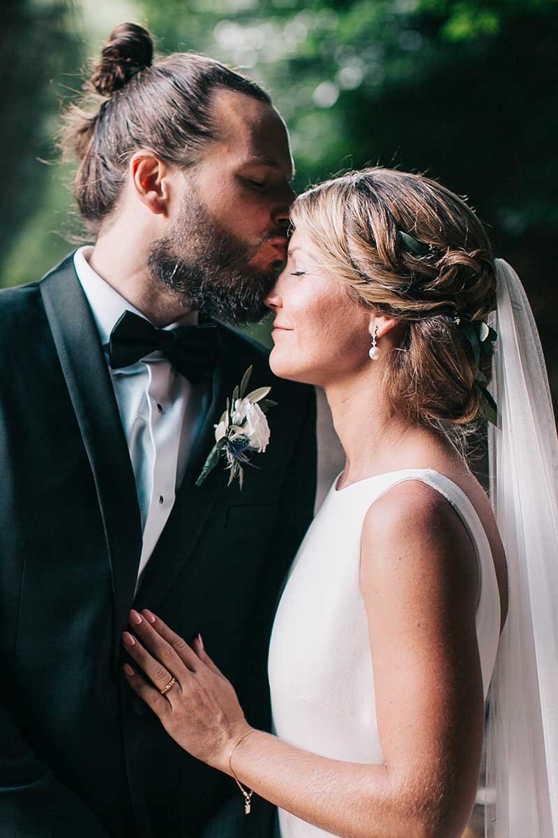 Coppia di sposi con abiti eleganti.