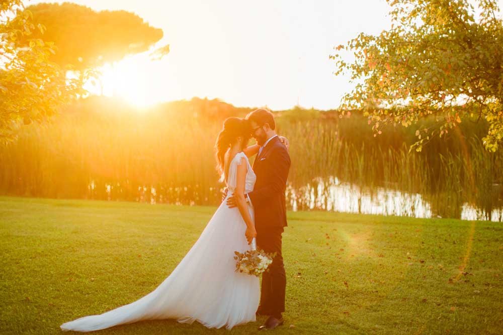 Coppia di sposi al tramonto nel giardino