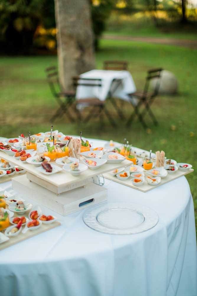 Buffet all'aperto con antipasti su tavolo rotondo.