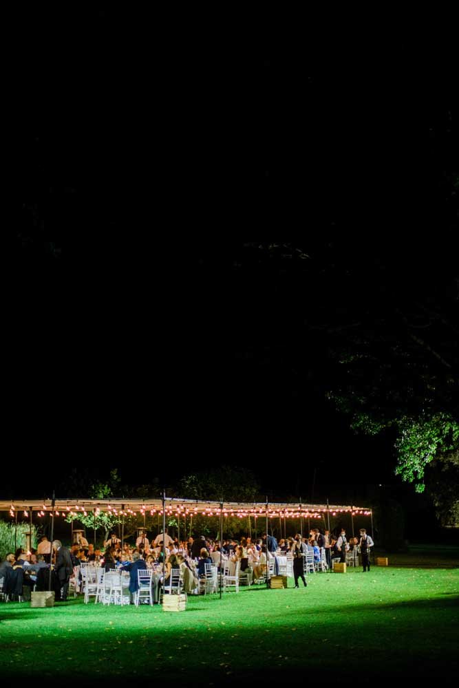 Cena all'aperto illuminata di notte