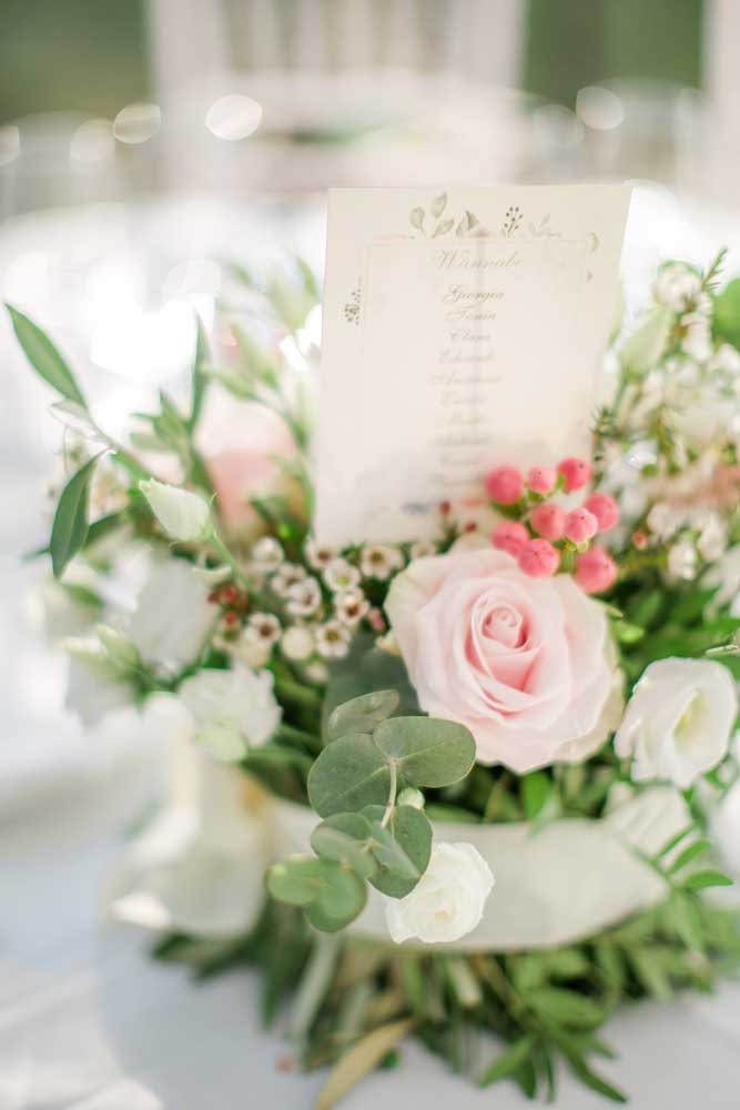 Bouquet nuziale con rose rosa e menu matrimonio.