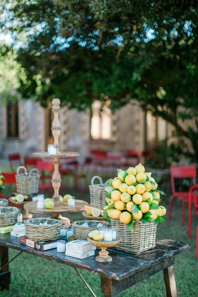 Tavolo con limoni e candele nel giardino